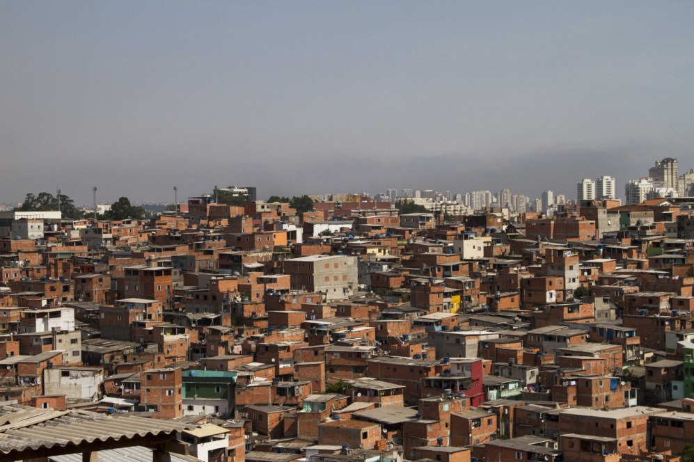 Imagen de la favela de Paraispolis con el barrio de Morumbi, que...