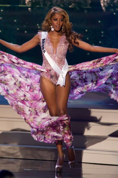 Digene Zimmerman, Miss Aruba 2014, con su vestido de noche.