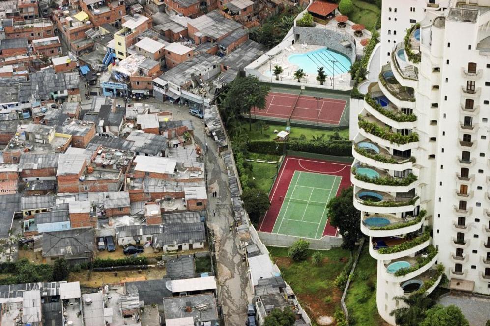 Vista aérea de la favela Paraisópolis junto a apartamentos e...