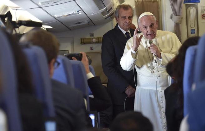 El Papa Francisco se dirige a los periodistas en el vuelo desde Manila...