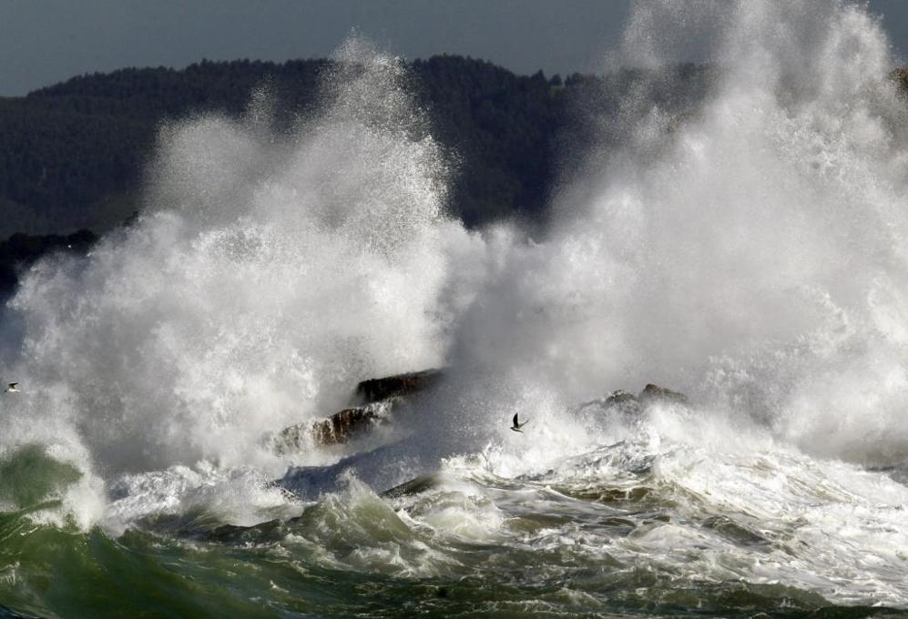 Una gran ola rompe en la bocana del puerto de Santander