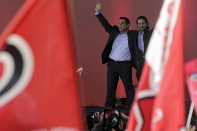 El lder de Syriza, Alexis Tsipras, junto a Pablo Iglesias en su...