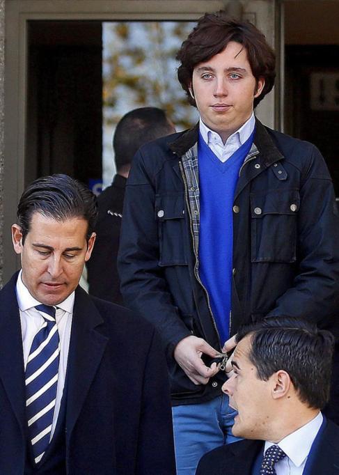 Nicolás, acompañado de sus abogados a la salida del juzgado.
