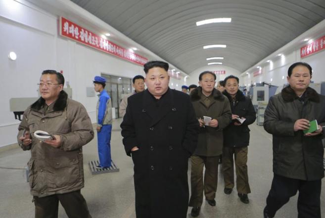 El lder de Corea del Norte, Kim Jong-un, durante una visita a una...