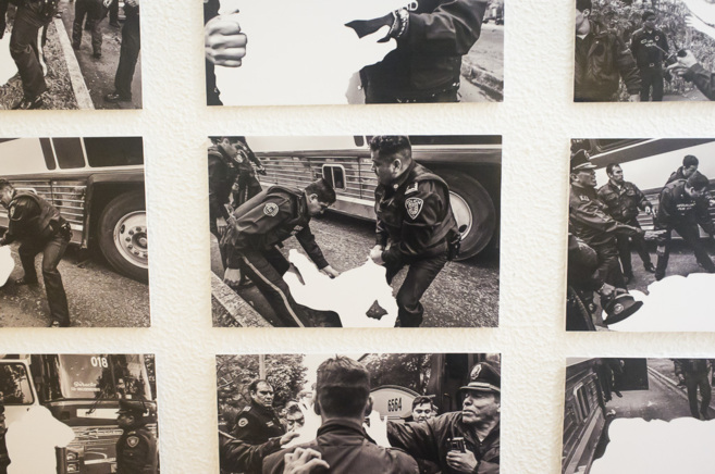 Panel con fotos de la mortal carga policial.