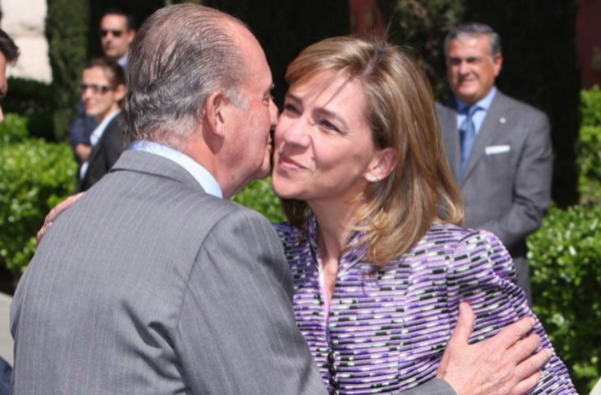 El Rey emrito Juan Carlos besa a su hija, la Infanta Cristina, en...