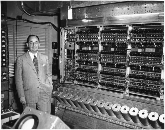 John Von Neumann, junto a su computadora MANIAC, un hito fundamental...