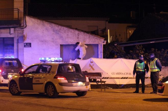 La Guardia Civil en el lugar donde han sido encontrados los cuerpos de...