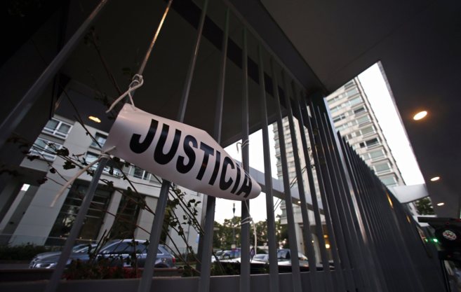 Un cartel pide justicia en el edificio donde viva el fiscal Nisman.