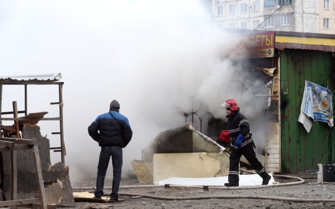 Los bomberos intentan apagar un incendio tras el ataque a Mariupol.