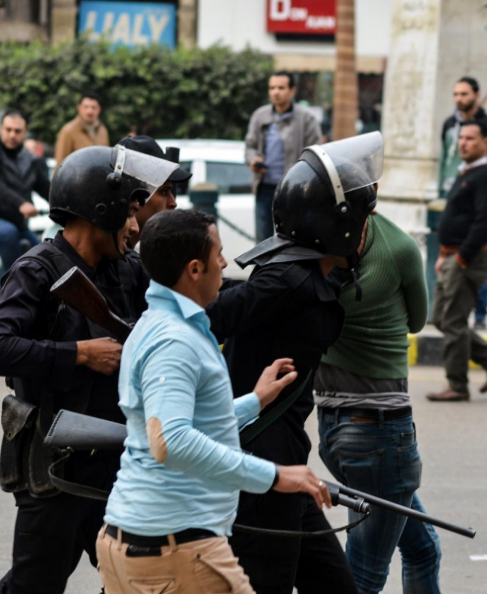 La polica detiene a varios manifestantes cerca d la plaza Tahrir.