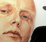 Un hombre contempla un retrato de Alexander Litvinenko, en una...