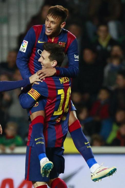 Messi y Neymar celebran uno de sus goles en Elche.