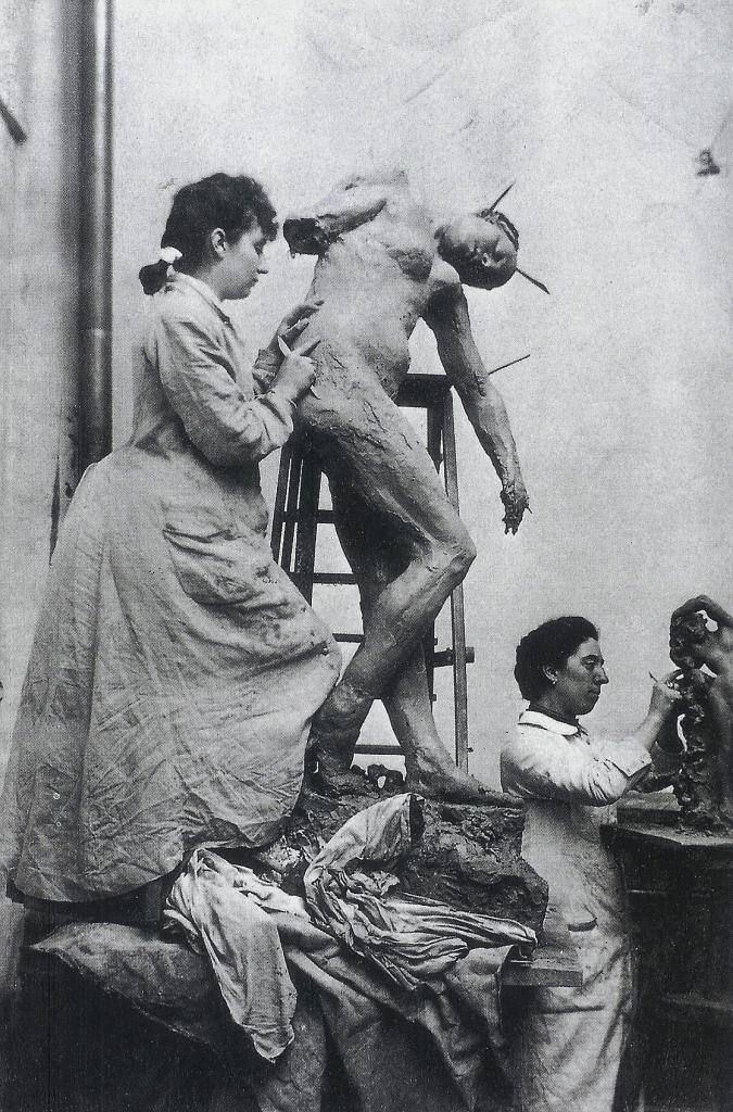 Camille Claudel (1864-1943), trabajando en el estudio.