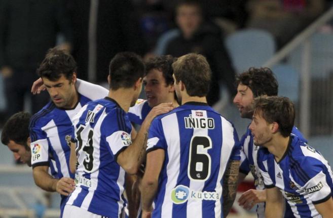 Los jugadores de la Real felicitan a Xabi Prieto por su gol al Eibar.