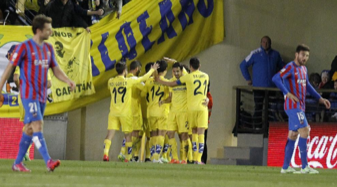 Los jugadores del Villarreal celebran el gol de Vietto.