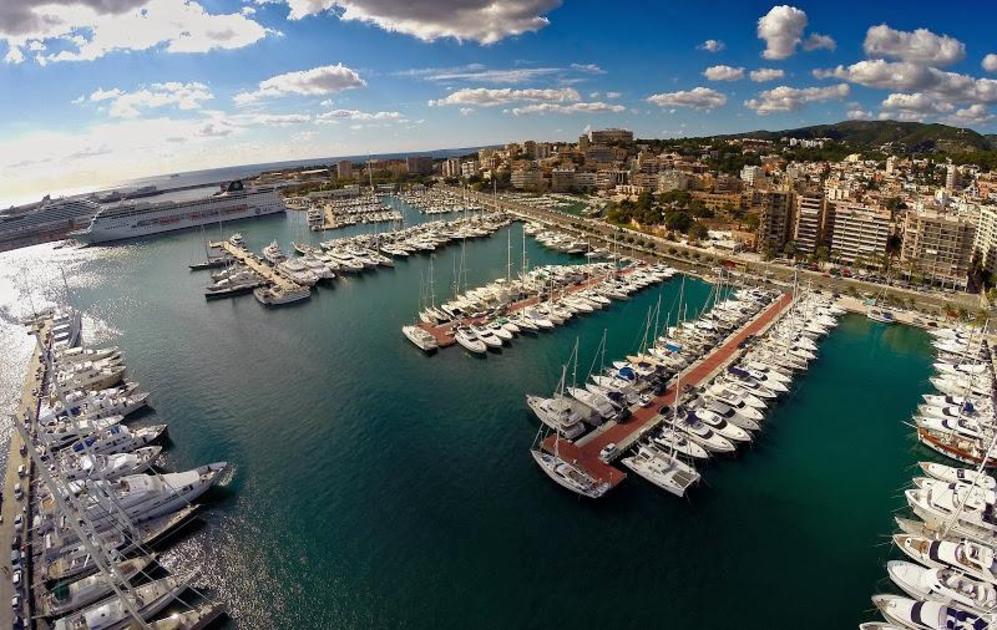 Vista area del Club de Mar de Palma con centenares de embarcaciones...
