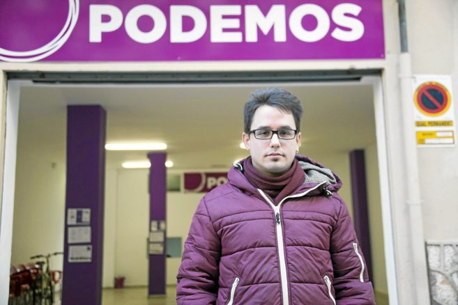 El lder de Podemos en Palma, Carlos Saura, ante la oficina del...