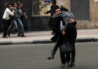 Un compaero sostiene el cuerpo de Shaimaa ElSabag.