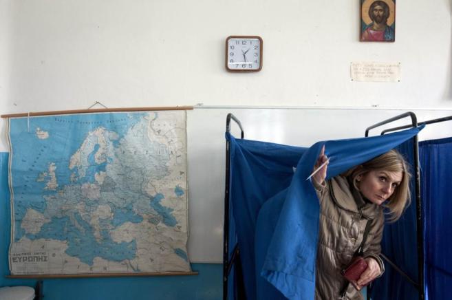 Una mujer, en su colegio electoral de Atenas.