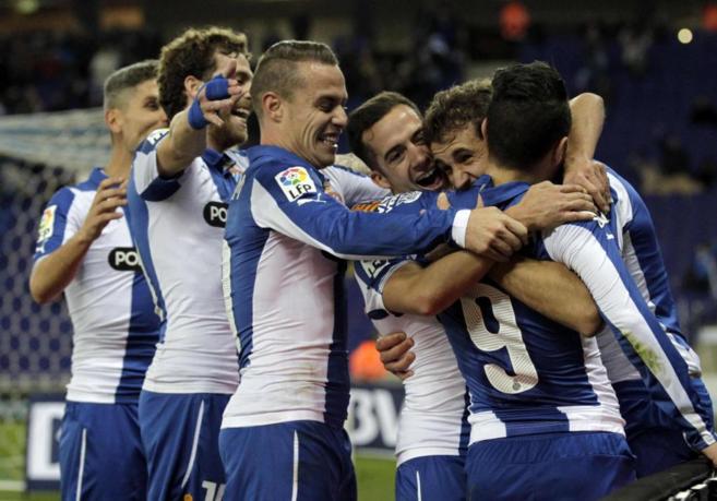 Los jugadores del Espanyol felicitan a Stuani tras el primero de sus...