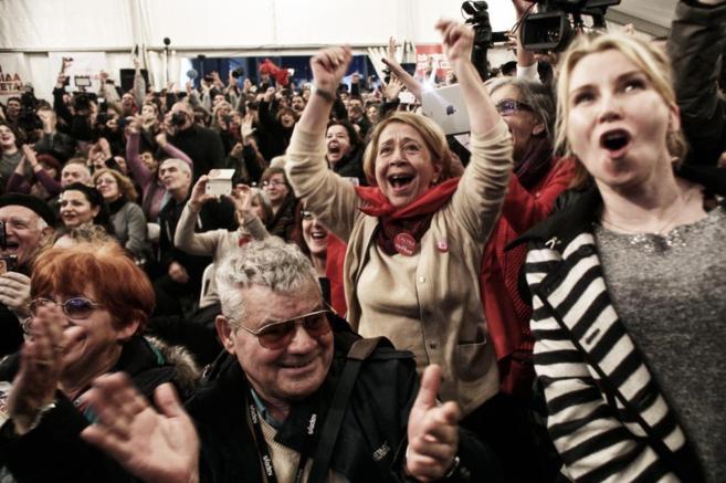 Interior de la carpa de Syriza al conocerse la victoria de su partido.