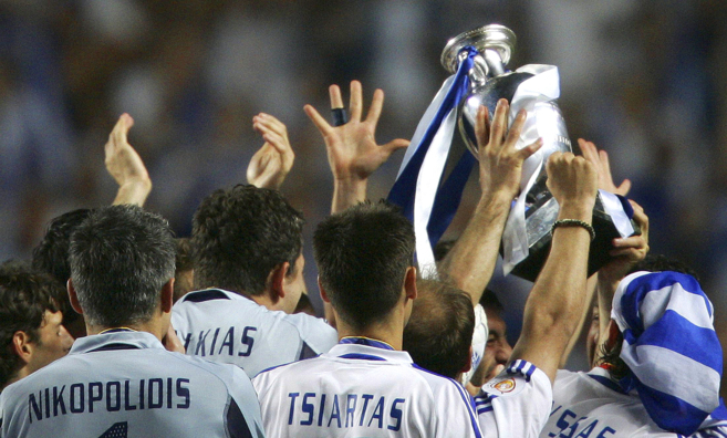 Los jugadores de la selección griega, con el título de campeones de...