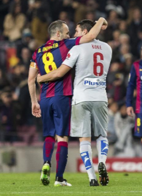 Iniesta y Koke charlan en el Camp Nou.