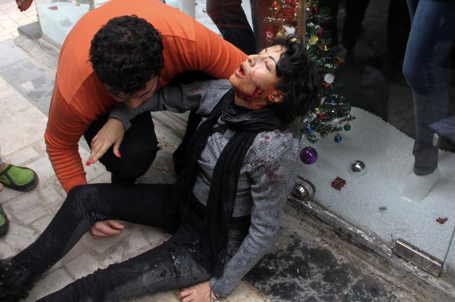 La activista Shaima el Sabag yace en el suelo despus de ser...
