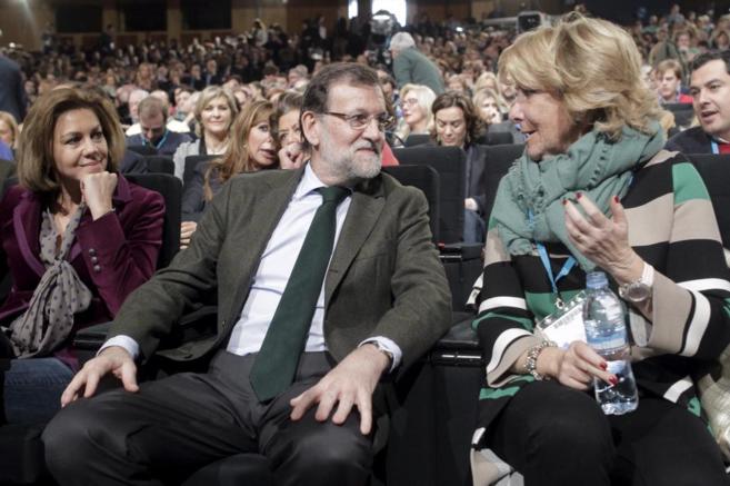 Esperanza Aguirre (dcha) habla con Mariano Rajoy en la Convencin del...