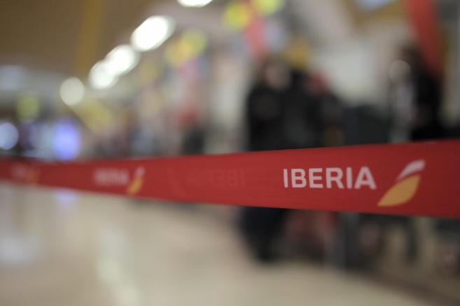 Viajeros en la zona de facturacin de Iberia en la terminal T4