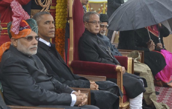 Barack Obama (centro) su homlogo indio, Pranab Mukherjee (2...