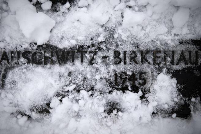 La nieve cubre una placa con el nombre del tristemente clebre campo...