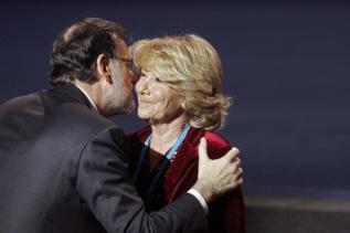 Rajoy besa a Aguirre, en la pasada Convencin del PP.