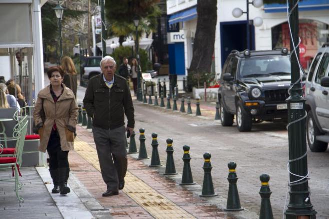 Ciudadanos pasean por el barrio ateniense de Kifissia.