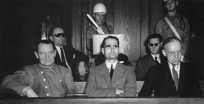 Goering, Hess y Ribentrop, en el banquillo de los acusados en el...
