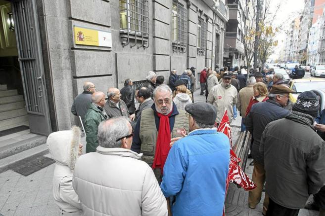 Jubilados y pensionistas a las puertas del Instituto Nacional de la...