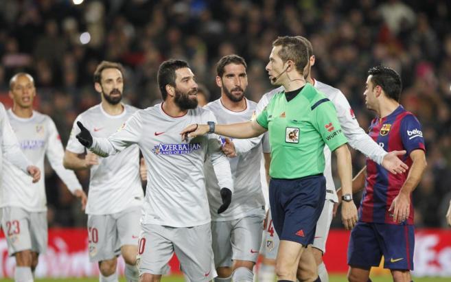 Los jugadores del Atltico de Madrid regodean al rbitro, tras...