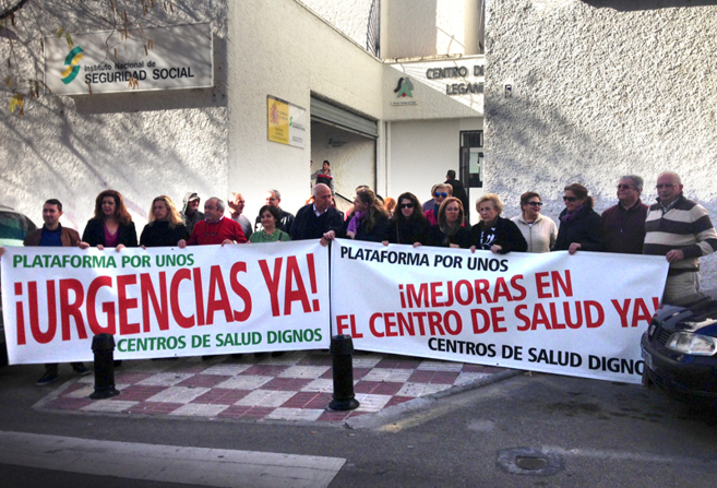 Represetantes vecinales de Marbella, durante la protesta. EL MUNDO