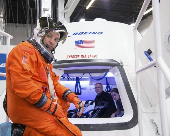 Un astronauta de la NASA durante una evaluacin de la nave Boeing...