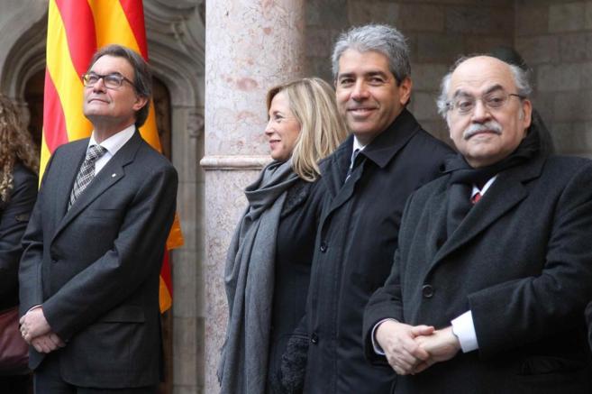 El presidente de la Generalitat, Artur Mas, junto al conseller...