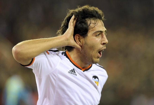 El capitn del Valencia, Dani Parejo, celebra el primer gol marcado...