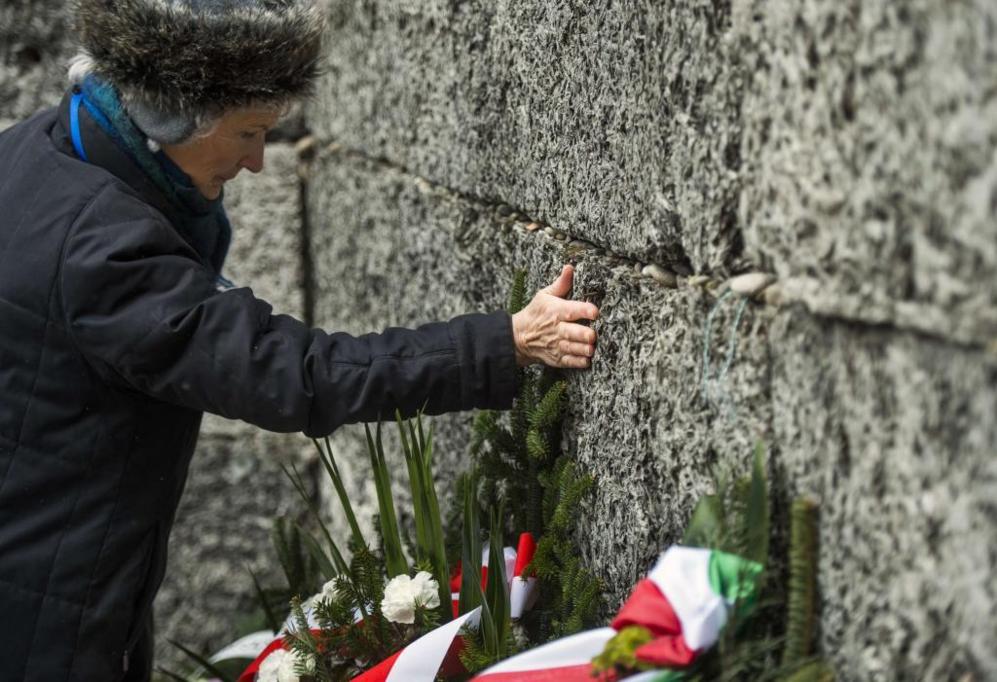 Una superviviente del Holocausto rinde tributo a los cados poniendo...