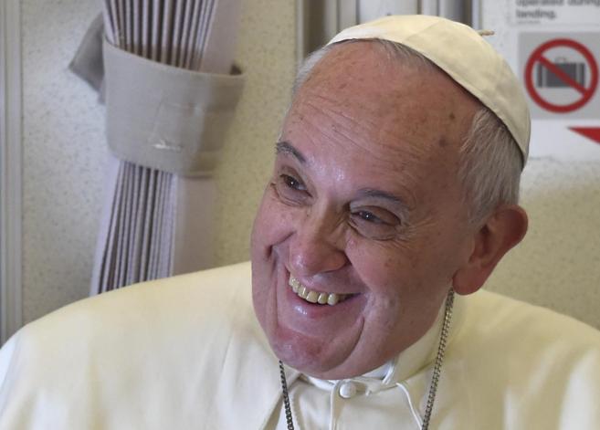El papa Francisco responde preguntas a periodistas durante un viaje en...
