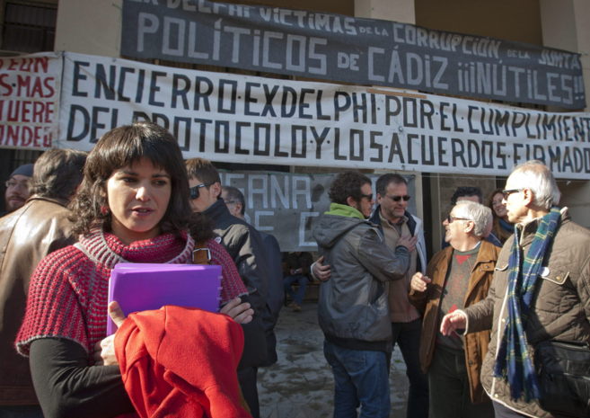La eurodiputada de Podemos Teresa Rodrguez, con los ex trabajadores...