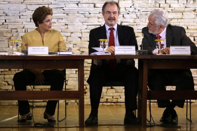 Rousseff habla con el Jefe de Estado y el ministro de defensa en la...