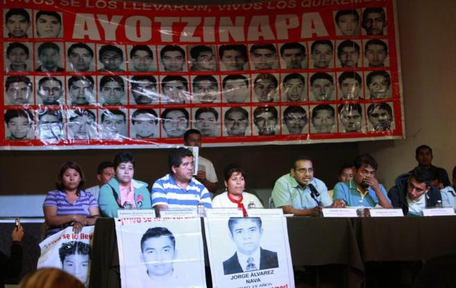 Los familiares de los 43 estudiantes asesinados en Iguala, durante la...