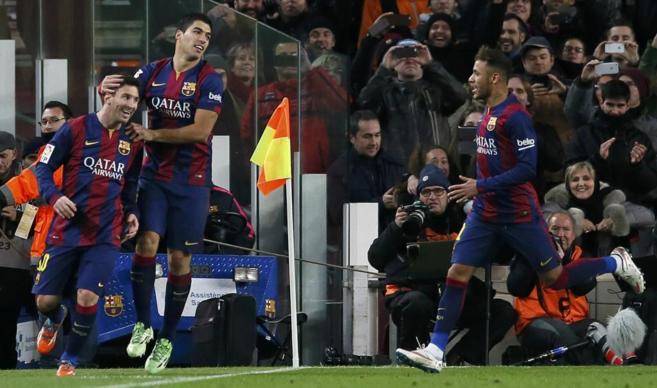 Messi (izda), Luis Surez y Neymar (izda) celebran un gol.