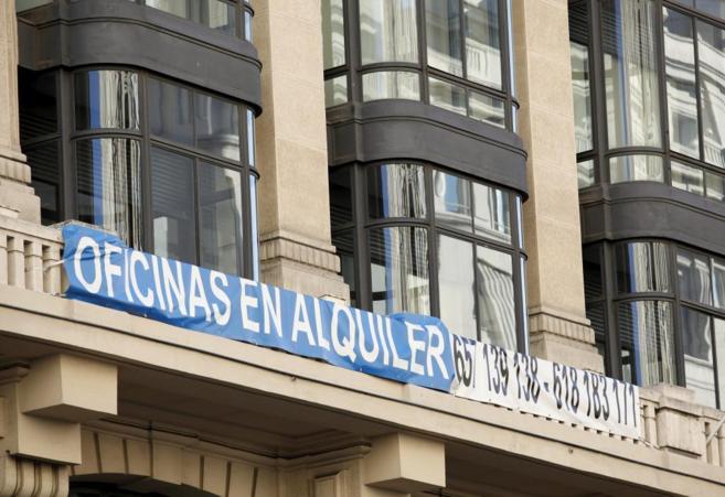 Carteles anunciando el alquiler de oficinas en el centro de Madrid, en...