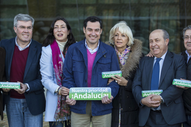 Juanma Moreno, el pasado 17 de enero junto a varios alcaldes del PP...